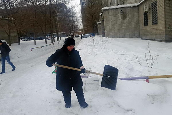 Убирают во дворах